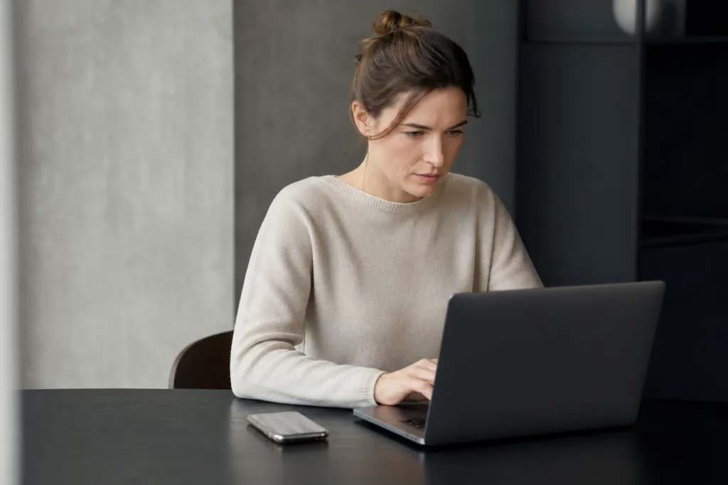 Online-Spuren löschen vor dem Dating: So schützt du deine Privatsphäre
